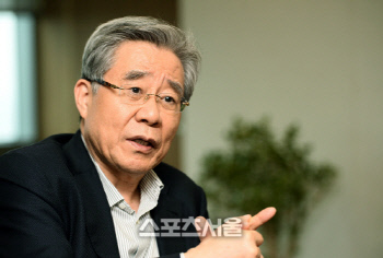 함승희 전 강원랜드 대표, 법인카드로 30대 여성과 밀회 파문