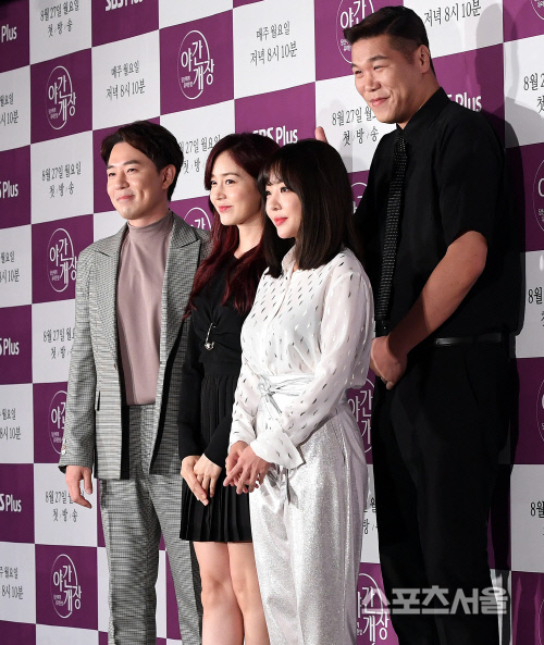 [포토] 야간개장의 셀럽들, 서장훈을 병풍으로?