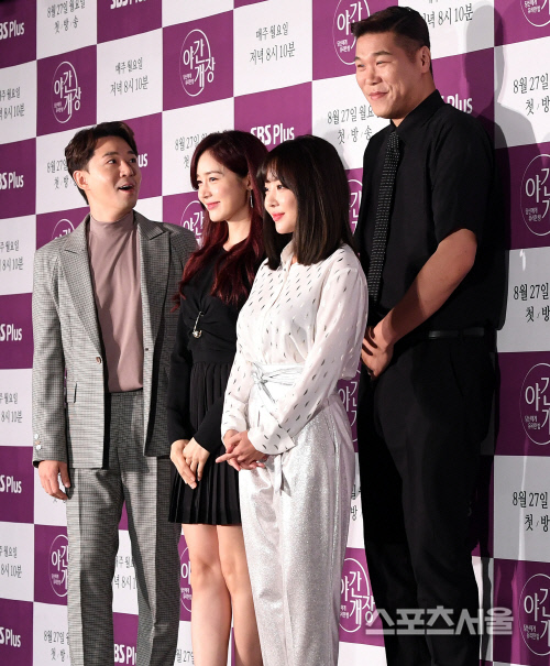 [포토] 야간개장, 포토타임에도... 서장훈의 존재감?