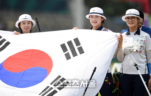 [자카르타AG]개인전 부진 씻는 6연속 金…맏언니 장혜진 "동생들이 믿어줘서"