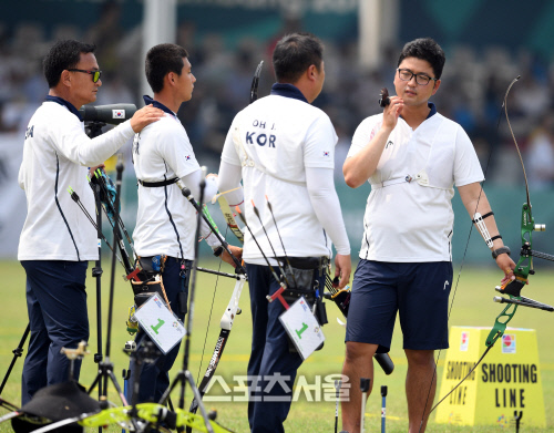 [포토] 양궁 김우진-이우석-오진혁, 남자단체전 아쉬운 은메달