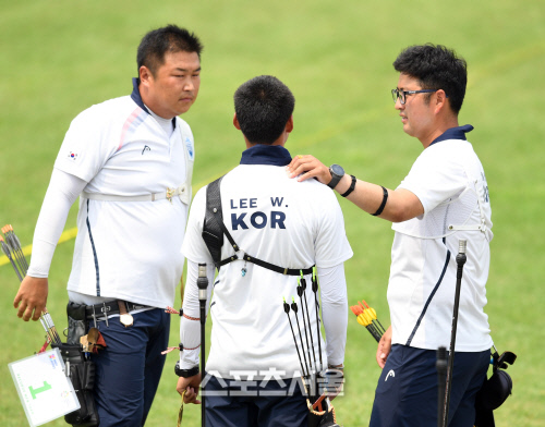 [포토] '은메달' 양궁 김우진-이우석-오진혁 '우린 최선을 다했어'