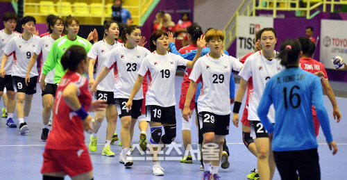 [자카르타AG] 女 핸드볼, 준결승서 태국 대파 '은메달 확보'