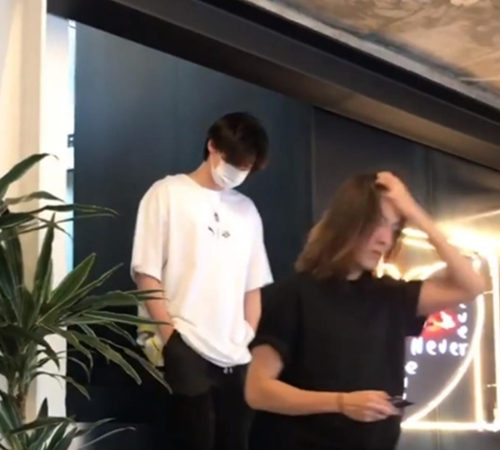 '비인두암 투병' 김우빈, 절친 이종석과 하와이 여행 中