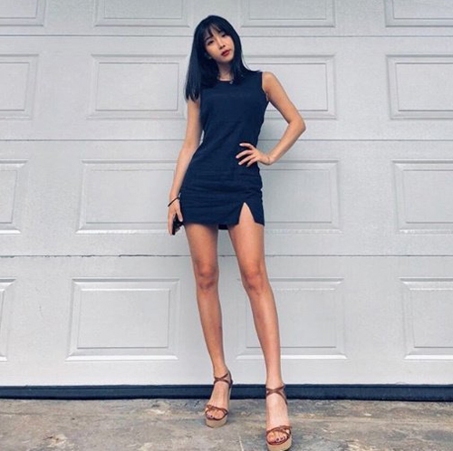 "건강美 넘치네" 조현영, 미니 원피스로 드러낸 '무결점 각선미'