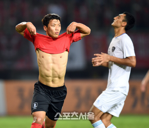 [포토] 황희찬, 연장전 재역전 시키는 PK골