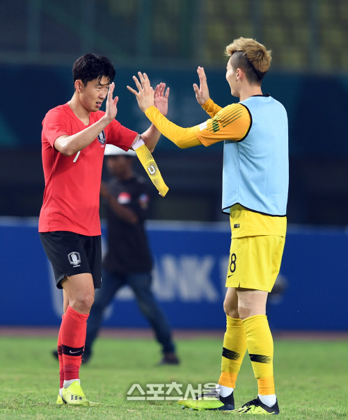 [포토] 손흥민, 조현우와 승리의 하이파이브