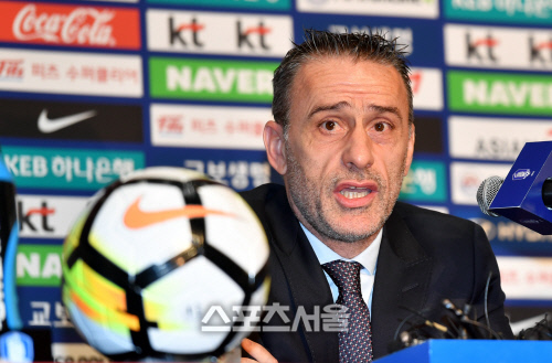 질문에 답하는 벤투 감독[포토]