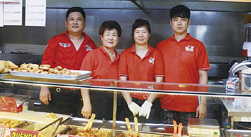 띠꾼이네 닭강정 황현숙 대표(오른쪽에서 두번째)와 직원들