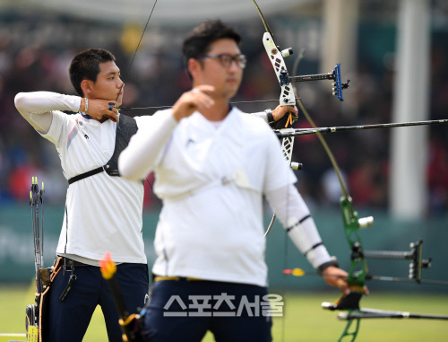 [포토] 김우진과 결승 맞대결한 이우석, 아쉽게 져 은메달