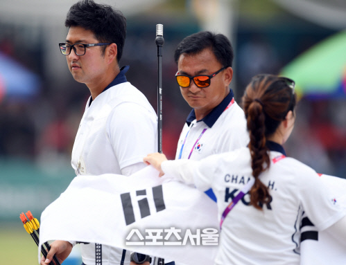 [포토] 금메달 김우진 '태극기 세리머니를 생락할게요'