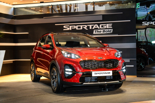 '얼굴을 바꿨다…생존을 위해서', 달아오른 페이스 리프트 경쟁