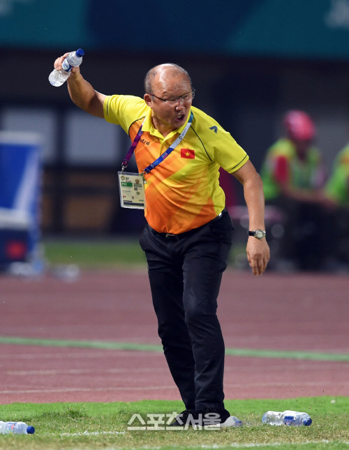 [포토] 판정에 항의하며 물병 던지는 박항서 감독