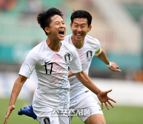 [포토] 이승우, 골 넣고 손흥민과 환호