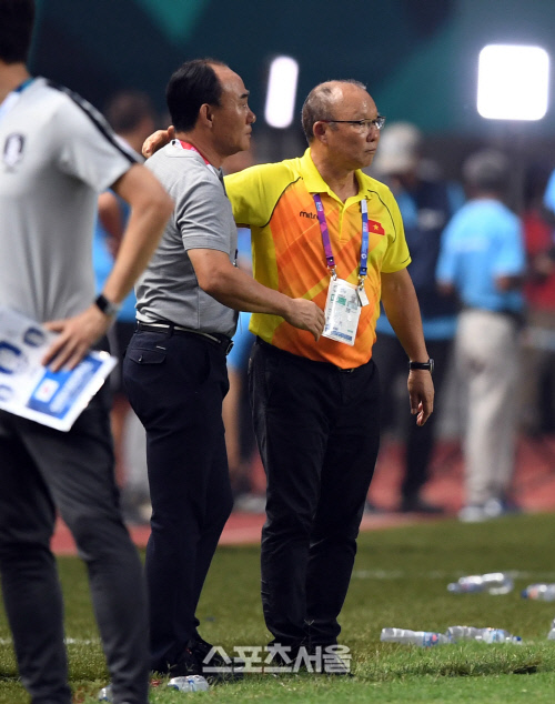 [포토] 김학범 감독에 축하해 주는 박항서 감독