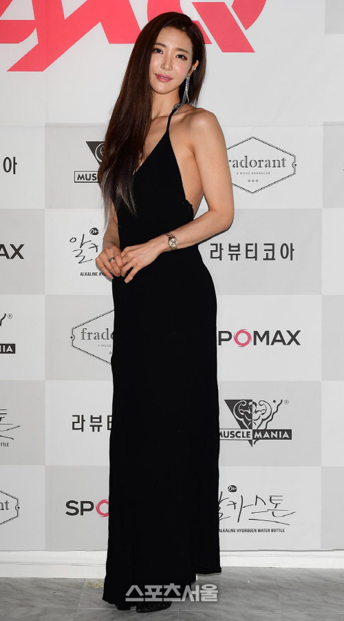 9등신의 비율을 뽐내는 머슬퀸 이연화, 가려도 가릴 수 없는 라인이죠~[포토]