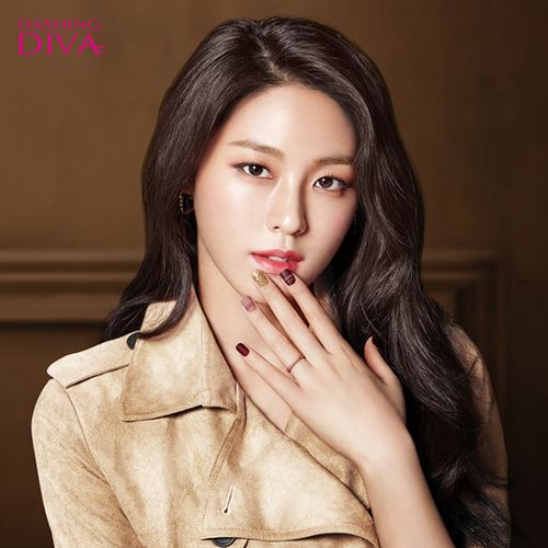 설현, 범접 불가한 비주얼…가을 감성 '듬뿍' (화보)