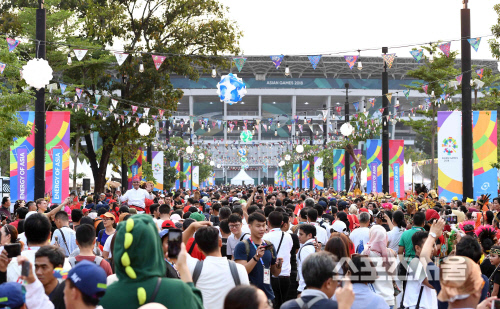 확실하게 AG 보기 위해선 티켓 2장을 사야 한다?[윤세호의 자카르타 라이브]