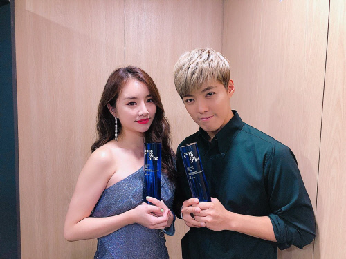 트로트 여신 설하윤, 시상식 후 '강남과 인증샷' 눈길