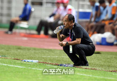 김학범 감독, 2연패 완성하며 '잡초 인생' 꽃 피웠다[한국축구 금메달]