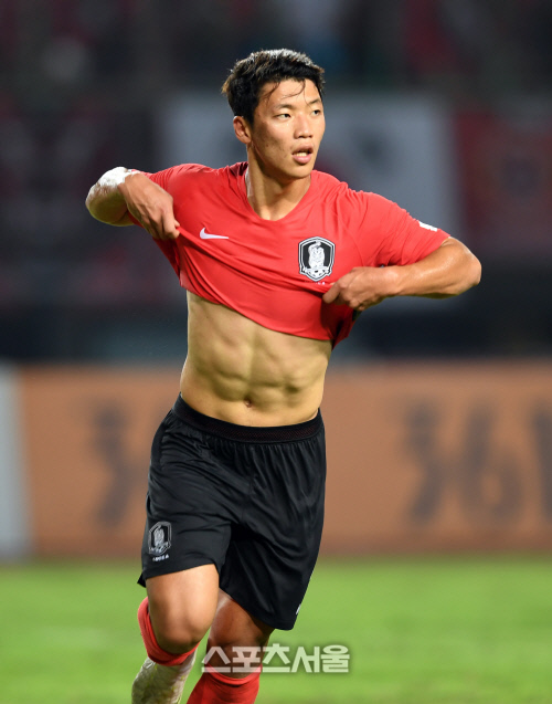 황희찬 '돌고래 헤딩' 쐐기포…금메달 시상대 눈앞 [한국-일본]