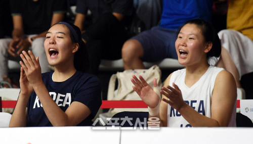 [포토] 박지수-로숙영, 박수치는 남북 에이스