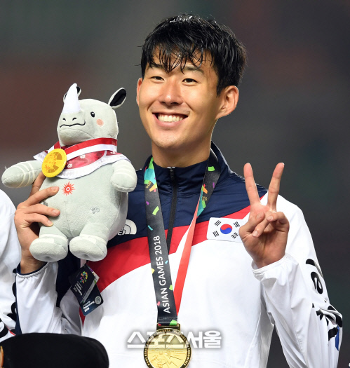 [포토] 손흥민, 금메달 걸고 귀여운 V포즈