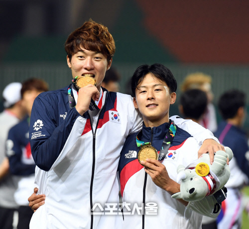 [포토] 황의조-이승우 '금메달 땄어요'