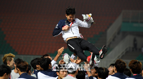 [포토] 금메달 목에 건 축구대표팀이 쏘아 올린 손흥민