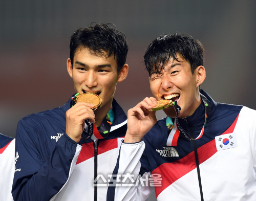 [포토] 손흥민 '금메달 깨물며 윙크'