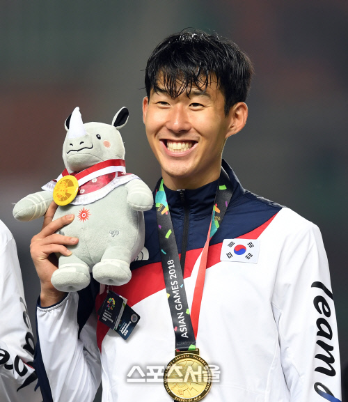 [포토] 손흥민, 금메달 인형 들고 금빛 미소