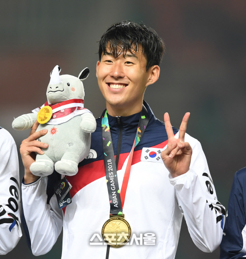 [포토] 금메달 목에 건 손흥민, 승리의 V