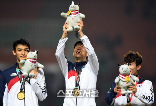 [포토] 손흥민, 금메달 인형 번쩍