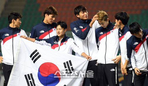 [포토] 정태욱 '금메달은 형님 금빛머리 때문이예요'