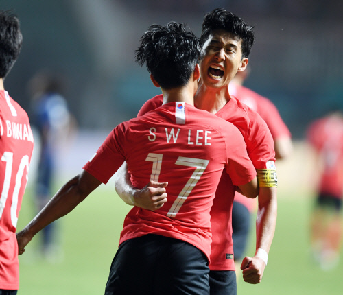 [포토] 손흥민, 골 넣은 이승우와 포효