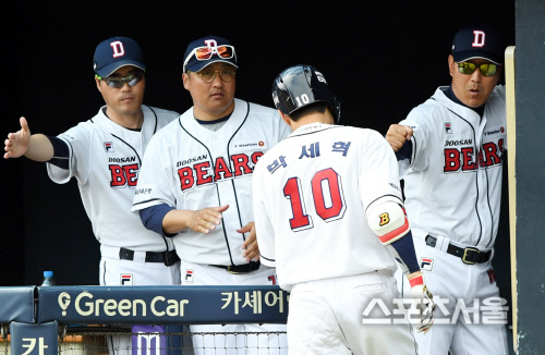 [포토] 두산 강석천 2군 감독-조인성 코치, 박세혁 좋았어~
