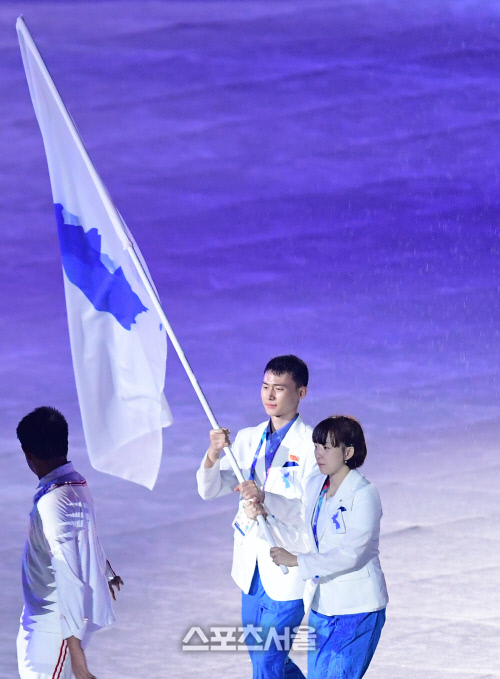 [포토] AG 폐막식 기수로 나선 南 서효원과 北 최일