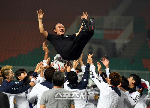 [포토] 김학범 감독 \'날아갈 거 같아\'