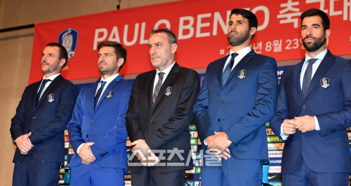 기자회견장무대에선벤투감독과코치들,긴장감에굳은표정[포토]