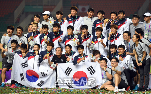 [포토] 축구대표팀, 금메달 목에 걸고
