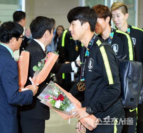[포토] 손흥민, 꽃다발 들고~ 귀국!