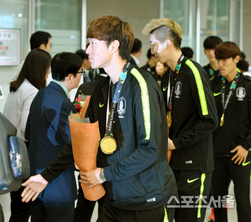 [포토] 황의조, 금메달 목에 걸고...금의환향~!