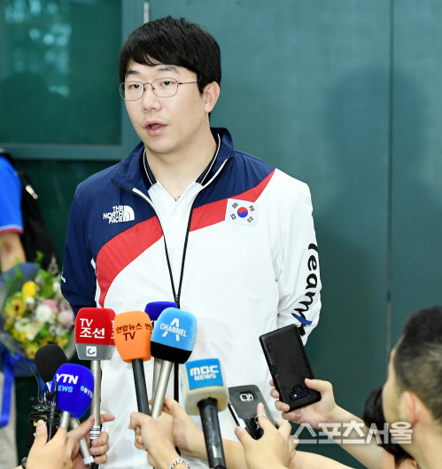 [포토] 양현종 귀국, 금메달을 목에 걸었지만...