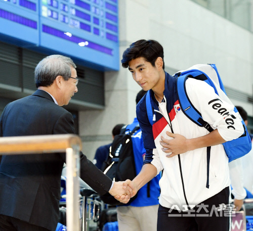 [포토] 이정후, 금메달과 함께... 금의환향~