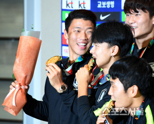 [포토] 황희찬-이승우, 금메달은...맛있다?