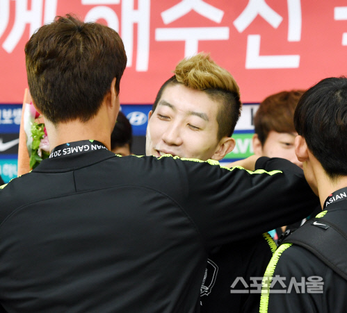 [포토] 조현우의 포옹, 동생들아...수고 많았다...