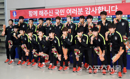 [포토] 축구대표팀 귀국, 금메달...맛 좀 보겠습니다~!