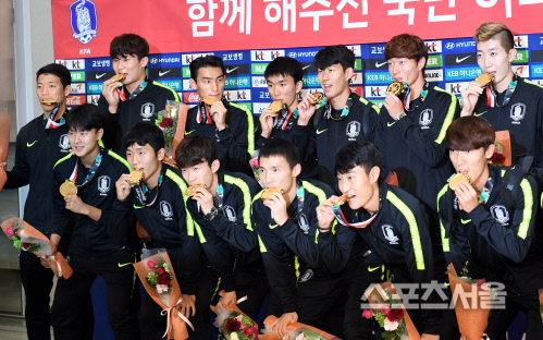 [포토] 축구대표팀 귀국, 금메달...맛 좀 볼까?