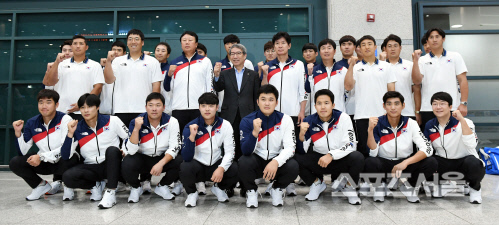[포토] 야구대표팀 귀국, 금메달 가져왔습니다~
