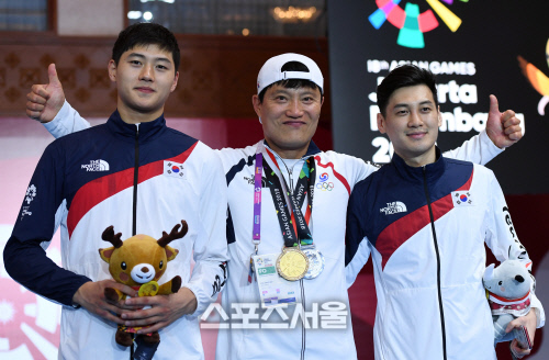 [포토] 유상주 감독, 양옆에 금 구본길, 은 오상욱과...
